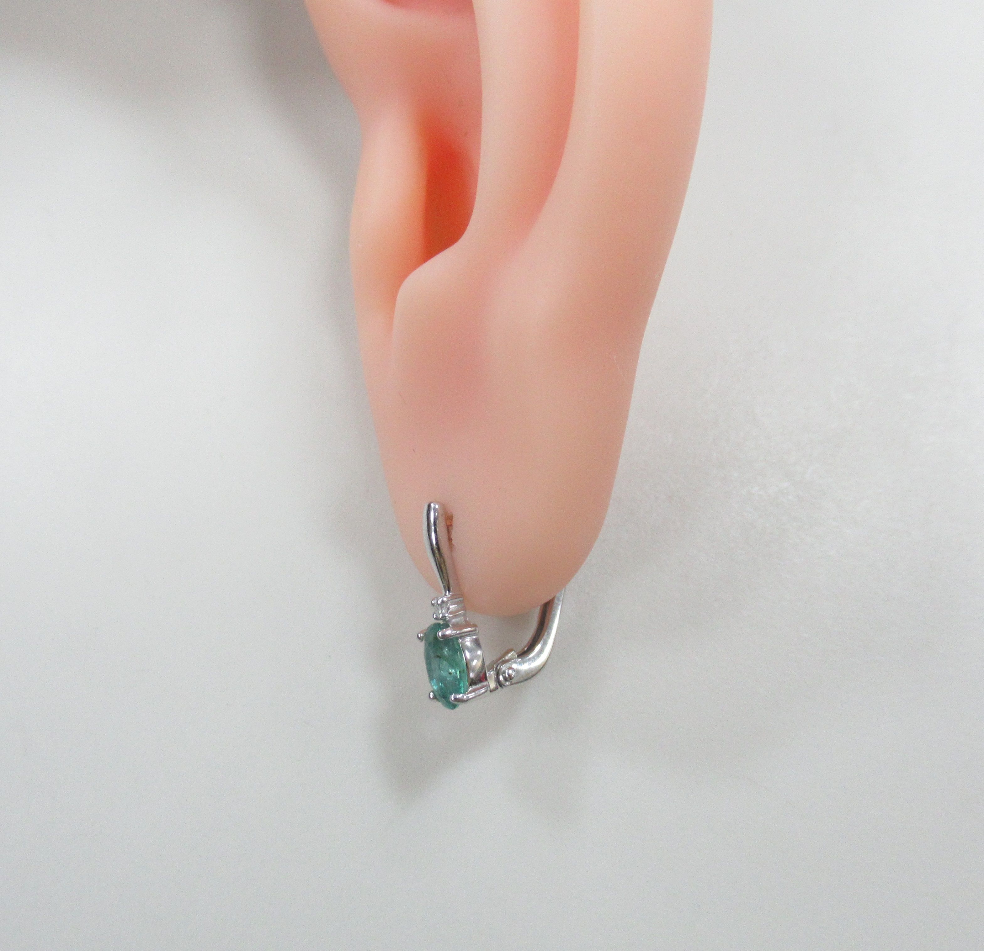 Серьги из белого золота с изумрудами